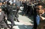 Sammenstød mellem politi og demonstranter i hovedstaden Baku. - Foto: AP 