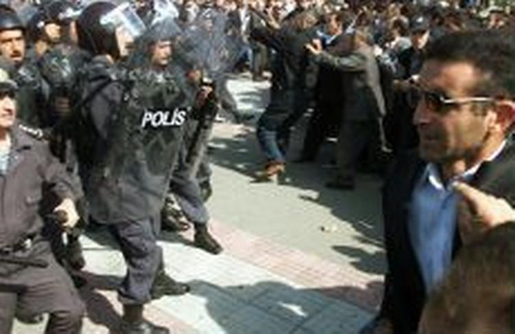 Sammenstød mellem politi og demonstranter i hovedstaden Baku. - Foto: AP 