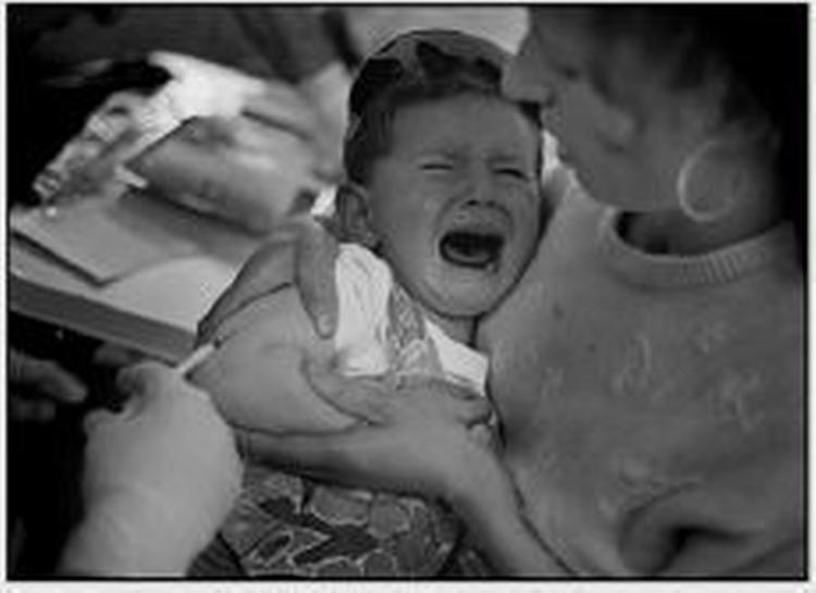 Et barn vaccineres mod mæslinger i en flygtningelejr i Albanien. - Arkivfoto: Jan Grarup 