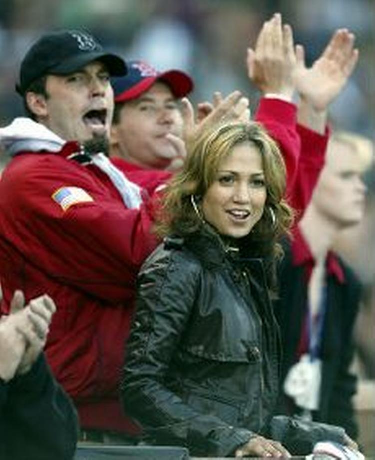 Ben Affleck kan råbe af andre end baseball-spillere. Han er ude med riven efter Bush. - Foto: AP 