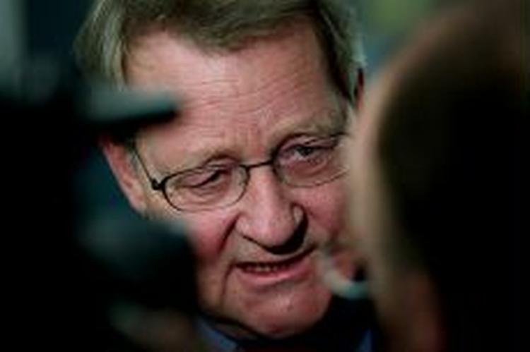 Niels Helveg Petersen (R) ønsker ikke at sætte tal på, hvor mange danske soldater der skal hjælpe til i Irak. - Arkivfoto: Thomas Wilmann 