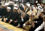 IOC-Delegerede i bøn under mødet. 11 af de 57 medlemslande er dog slet ikke muslimske. - Foto: AP 