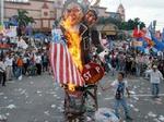 Demonstranter afbrænder amerikanske flag i Manila. - Foto: AP 
