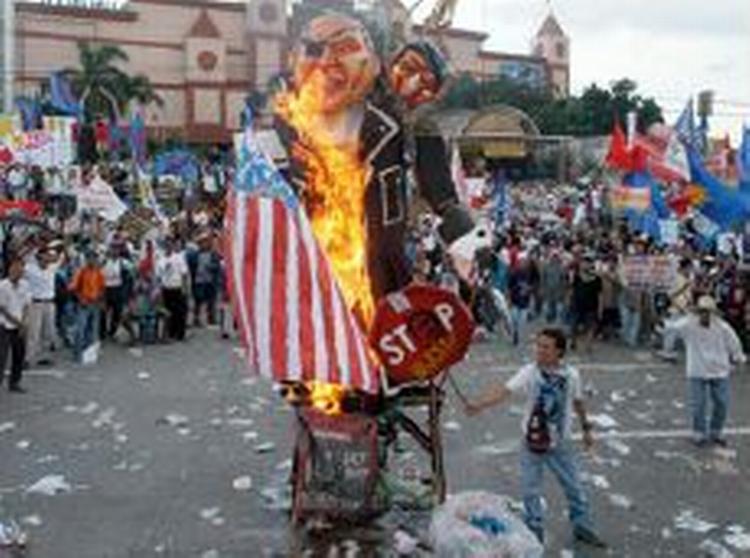 Demonstranter afbrænder amerikanske flag i Manila. - Foto: AP 