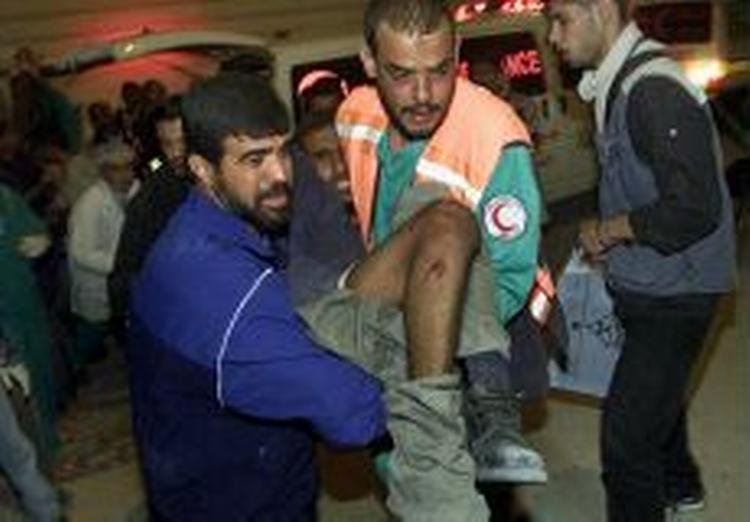 Palæstinensere hjælper en såret mand på sygehuset efter lørdagens sammenstød i Gaza. - Foto: AP 