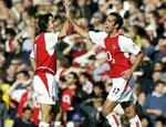 Arsenals Pires lykønsker Edu (th) med sin scoring til 1-0 mod Chelsea. - Foto: AP 