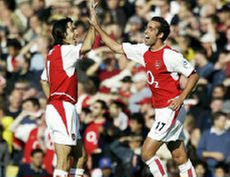 Arsenals Pires lykønsker Edu (th) med sin scoring til 1-0 mod Chelsea. - Foto: AP 