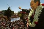 Mesa hilser på den jublende folkemængde på gaden i La Paz efter Mesas indsættelse som præsident. - Foto: AP 