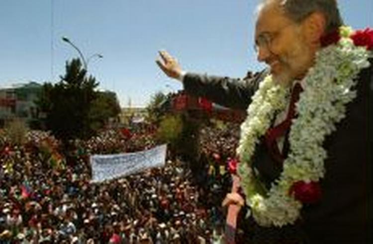 Mesa hilser på den jublende folkemængde på gaden i La Paz efter Mesas indsættelse som præsident. - Foto: AP 