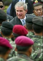 Bush er i Thailand i forbindelse med et APEC-møde. - Foto: AP 