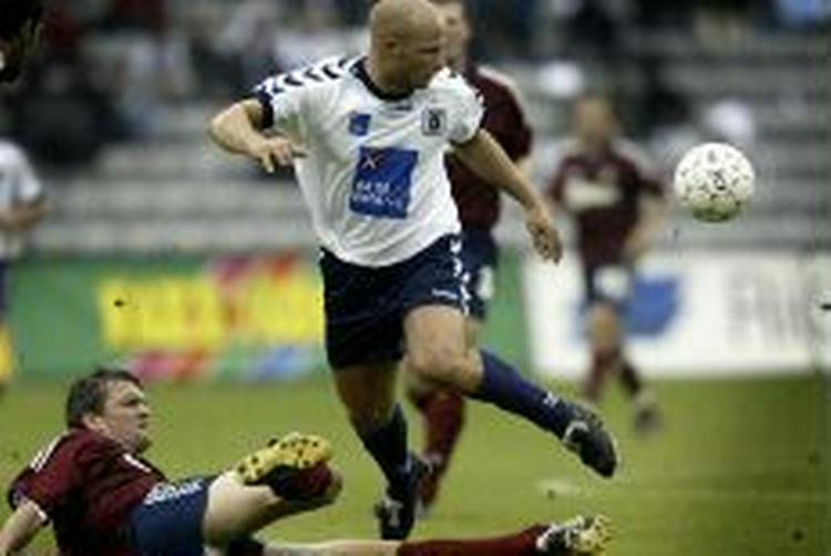 AGF-angriberen Tom Christensen takles af den liggende Per Nielsen. - Foto: Claus Bonnerup 