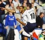 Robbie Keane er klatret op på Kanoute efter sejrsmålet i sidste minut. - Foto: AP 