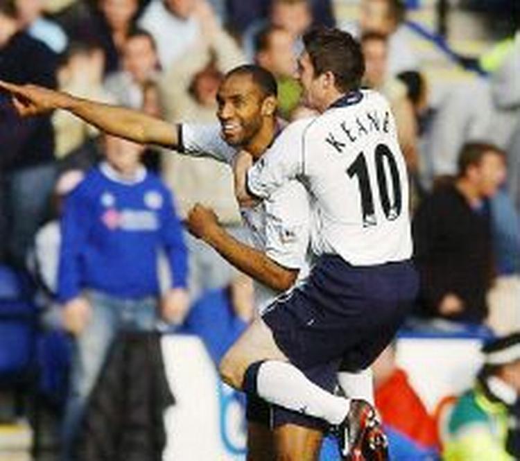 Robbie Keane er klatret op på Kanoute efter sejrsmålet i sidste minut. - Foto: AP 