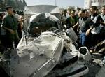 Den udbrændte bil, som blev ramt ved dagens andet israelske angreb. - Foto: AP 