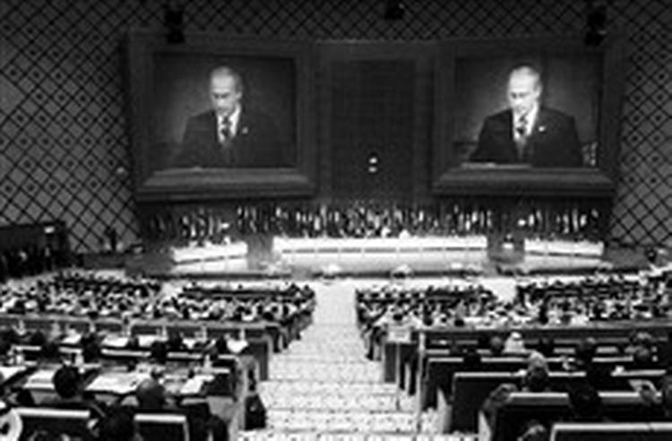 Ruslands præsident, Vladimir Putin, på talerstolen ved de muslimske landes møde i sidste uge.   Foto: ITAR-Tass/AP 