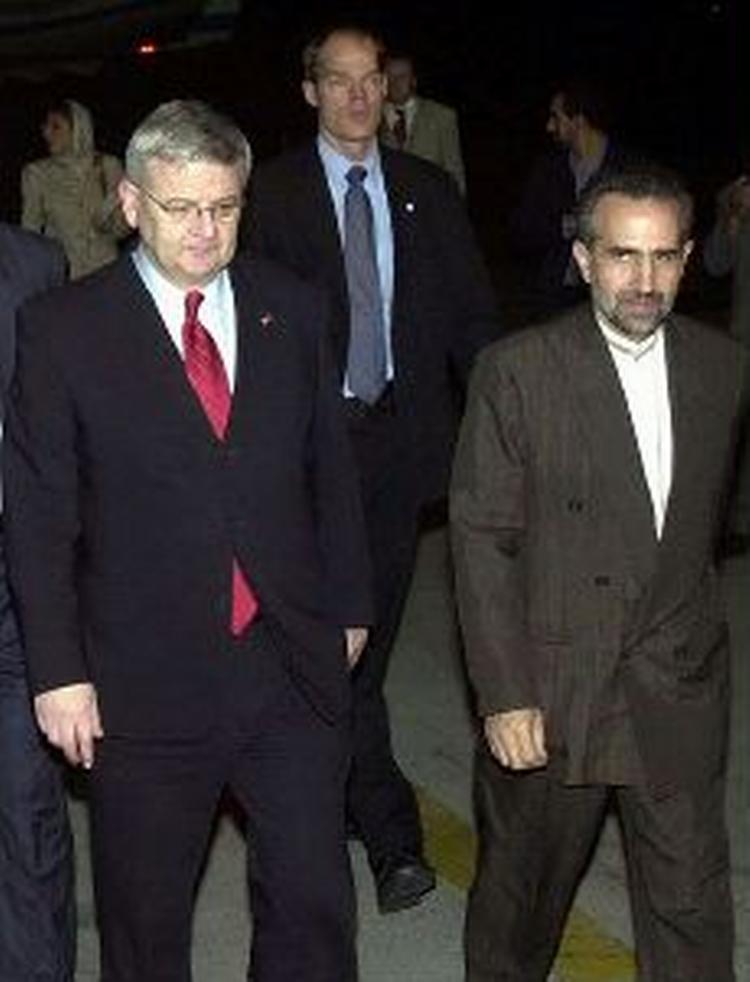 Tyske Joschka Fischer var den første af de tre europæiske ministre, der ankom til Teheran i morges. - Foto: AP 