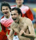 Dmitri Khokhlov har smidt trøjen og fejrer sin scoring. - Foto: AP 