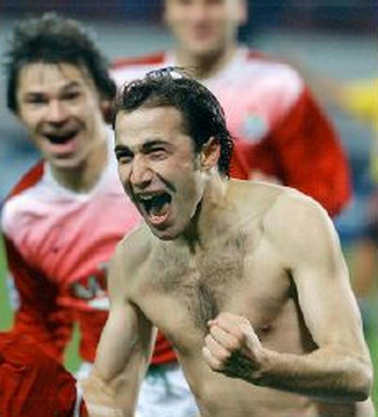 Dmitri Khokhlov har smidt trøjen og fejrer sin scoring. - Foto: AP 