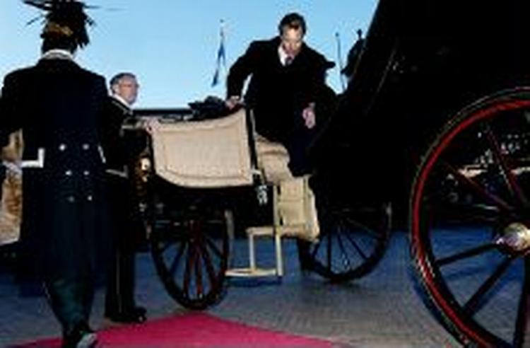 Storhertug Henri på vej ud af kareten. - Foto: Martin Zakora 