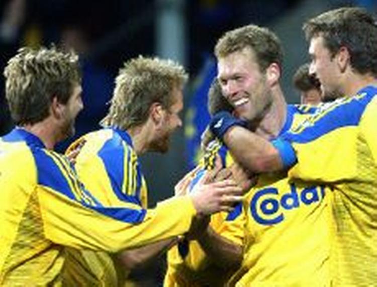 Brøndby kunne tørre sveden af panden og juble efter sejrsmålet, der blev sat ind i de sidste minutter. - Foto: Lars Poulsen 