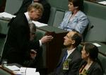 Parlamentsmedlem Bob Brown irettesættes af en vagt. - Foto: AP 