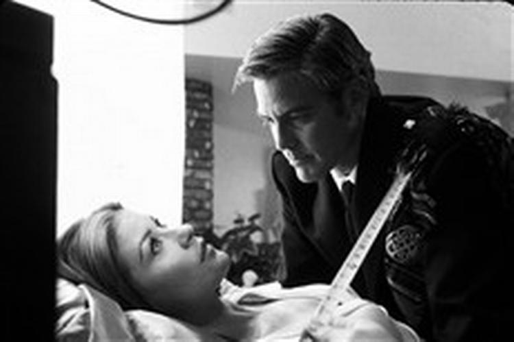 Marylin kender vejen til en rigmands bankbog. Men hun har gjort regning uden Miles. Catherine Zeta-Jones og George Clooney i skarp duel. - Foto: VIP. 