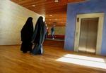 To muslimske piger på Burgårdens Gymnasium i Göteborg satte gang i debatten.- Foto: Per Wissing, Pressens Bild. 