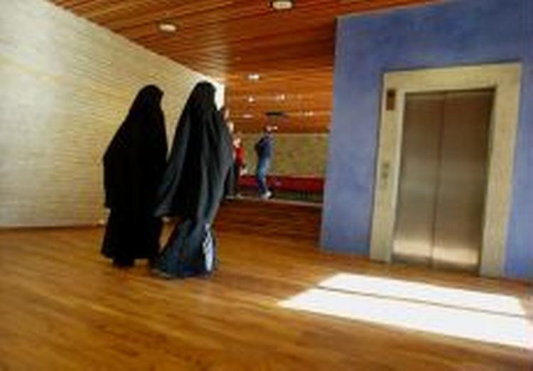 To muslimske piger på Burgårdens Gymnasium i Göteborg satte gang i debatten.- Foto: Per Wissing, Pressens Bild. 