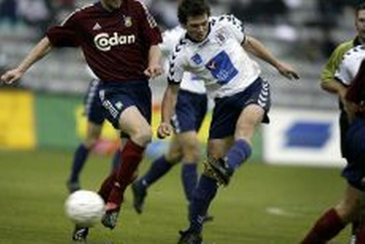 Peter Graulund og de andre AGF-spillere vinder inden for tre år guld, ihvertfald ifølge holdets nye svenske træner. Foto: Claus Bonnerup 