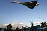 Tilskuere så flyet lande i Heathrow lufthavnen i London. - Foto: AP 
