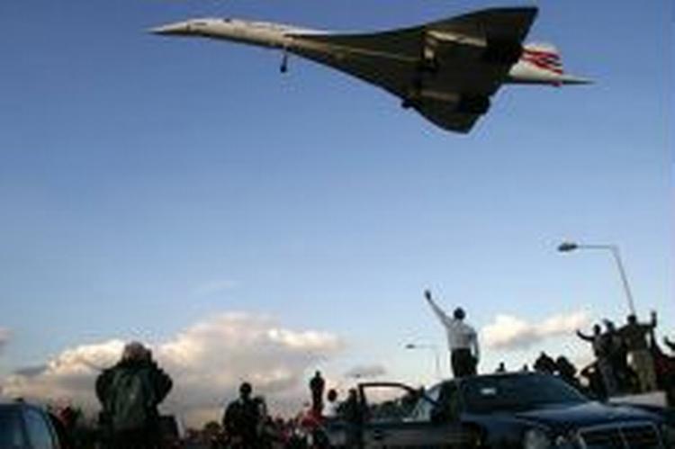 Tilskuere så flyet lande i Heathrow lufthavnen i London. - Foto: AP 