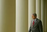 Bush ved kolonnaden i Det Hvide Hus. - Foto: AP 