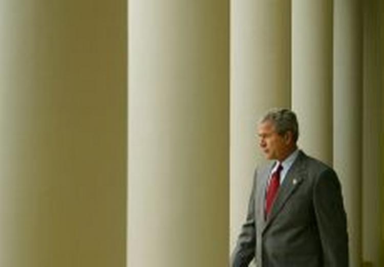 Bush ved kolonnaden i Det Hvide Hus. - Foto: AP 