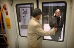 Passagerne skal holde sig væk fra døre, der er ved at lukke. Ellers kommer metroen for sent. - Foto: Jens Dresling. 