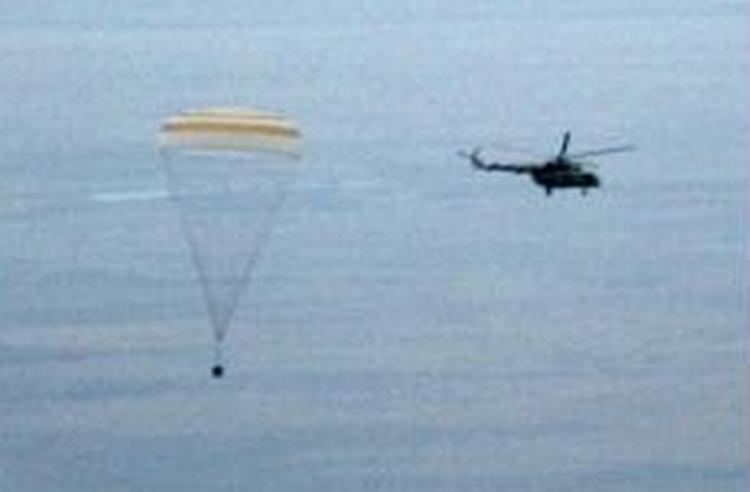 Rumkapslen med de to astronauter landede i nat dansk tid i Kazakhstan - Foto: AP 