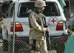 En amerikansk soldat i aktion efter terrorangrebet mod Røde Kors i Bagdad. En ny meningsmåling viser, at europæerne foretrækker, at FN får mere magt i Irak. - Foto: AP 