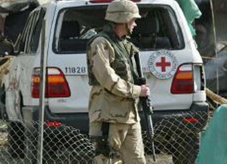 En amerikansk soldat i aktion efter terrorangrebet mod Røde Kors i Bagdad. En ny meningsmåling viser, at europæerne foretrækker, at FN får mere magt i Irak. - Foto: AP 