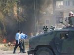 Billede fra området ved Røde Kors-hovedkvarteret. Her mistede 12 personer livet, da en selvmordsbomber kørte en ambulance fyldt med sprængstoffer ind i bygningen. - Foto: AP 