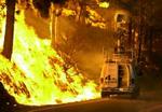 En bil fra tv-stationen KNBC er her blevet fanget af flammerne. - Foto: AP 