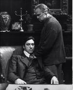 Marlon Brando som Don Vito Corleone sammen med en ung Al Pacino, der spiller sønnen Michael. - Foto: Cinetext 