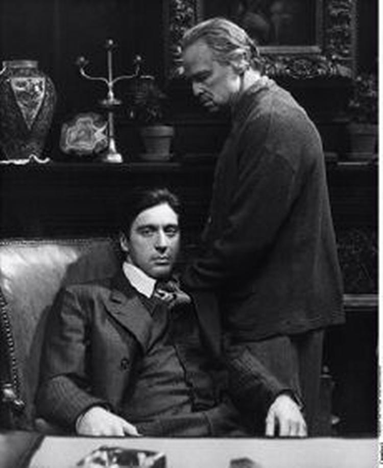 Marlon Brando som Don Vito Corleone sammen med en ung Al Pacino, der spiller sønnen Michael. - Foto: Cinetext 