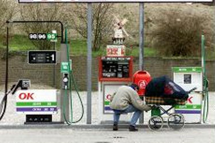 Næste år renser oliebranchen 700 benzinforurenede grunde op. Bilisterne betaler for oprensningen med fem øre per liter benzin, de køber - Foto: Lars Skaaning 