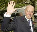 Iain Duncan Smith vinker til fotograferne inden det møde hos de britiske konservative, der kan besegle Smiths skæbne som leder. - Foto: AP 