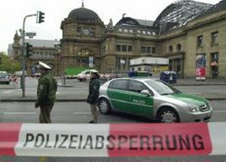 Bombetruslen har lukket banegården i Frankfurt og lammet al togtrafik. - Foto: AP 