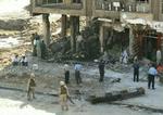 Amerikanske soldater uden for en af de fire politistationer, der tirsdag blev ramt af et selvmordsangreb. - Foto: AP 