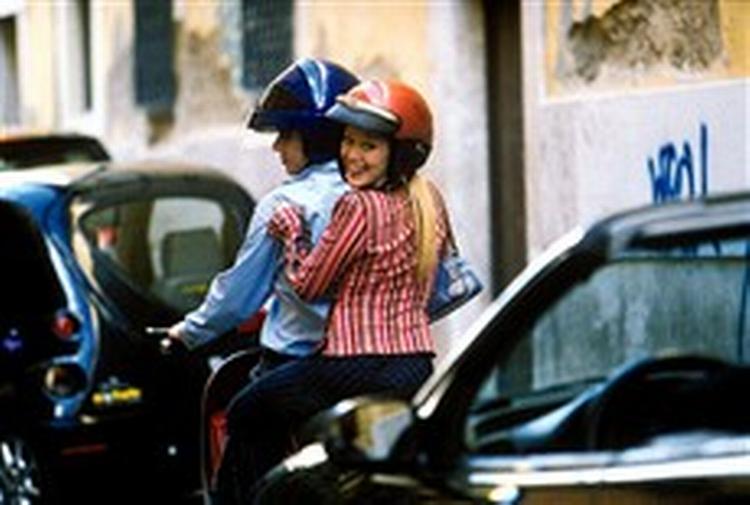 Hilary Duff giver charme og sødme til sin Lizzie, der her suser gennem Roms gader. - Foto: VIP/BVI. 