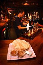 Poppadummene hos Gullivers er en udmærket standardvare. Formentlig færdigkøbt og stegt op i køkkenet. Stedet fungerer også som ølværtshus. - Finn Frandsen. 