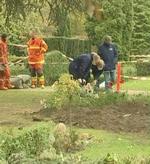 Politiet undersøgte fredag gravstedet. - Foto: Localeyes 