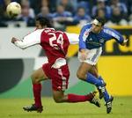 Schalke`s Argentinske spiller Hanibal Matellan (th.) i nærkamp med Roque Sata Cruz. - Foto: AP 