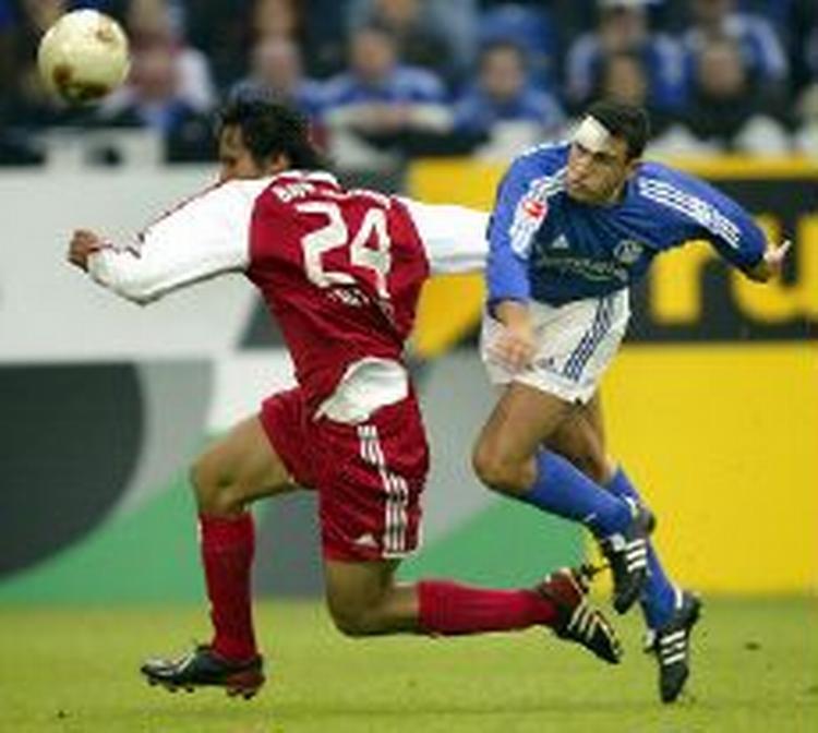 Schalke`s Argentinske spiller Hanibal Matellan (th.) i nærkamp med Roque Sata Cruz. - Foto: AP 